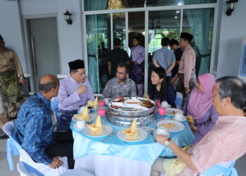 HAMIDIN Mohd Amin (dua dari kiri) berbual bersama Menteri Belia dan Sukan, Hannah Yeoh di Majlis Rumah Terbuka beliau di sini, semalam.