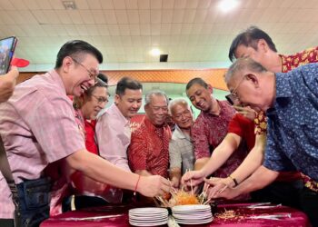 MUHYIDDIN Yassin menyempurnakan acara tradisi menggaul menu Yee Sang semasa menghadiri Majlis Sambutan Tahun Baharu Cina Parlimen Pagoh di Kompleks Sukan Pagoh, Muar.