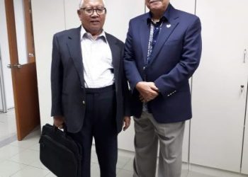 Penulis (kanan) bersama Mohamed Salleh Abas selepas mesyuarat di pejabat As-Salihin Trustee Berhad, Kelana Jaya, Selangor, tahun lalu. – Ihsan penulis