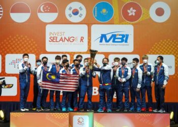 PEMAIN Malaysia meraikan kejayaan muncul juara lelaki Kejohanan Badminton Berpasukan Asia 2022 di Shah Alam, Februari lalu. -UTUSAN/SHIDDIEQIIN ZON