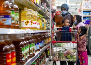 SEORANG suri rumah melihat minyak masak botol ketika tinjauan di sebuah pasar raya di Cheras, Kuala 
Lumpur, semalam. Kerajaan mengumumkan bantuan tunai kepada golongan miskin selepas menghapuskan 
subsidi untuk barangan tertentu termasuk ayam, telur dan minyak masak botol. – UTUSAN/SHIDDIEQIIN ZON