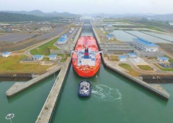 Terusan Suez yang dibuka pada 1869 merupakan antara laluan penting perkapalan antarabangsa bagi menghubungkan Barat dan Timur. Sebarang insiden di terusan tersebut bakal menjejaskan kelancaran perjalanan kapal-kapal dagang di terusan berkenaan. – AGENSI