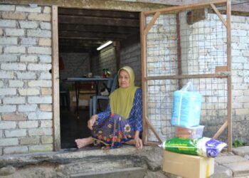 SAPIAH Kaweh tinggal di bawah sebuah rumah usang dalam keadaan serba kekurangan ketika ditemui Utusan Malaysia di Kampung Ulu Bendul, Kuala Pilah, semalam. -UTUSAN/ZAKKINA WATI AHMAD