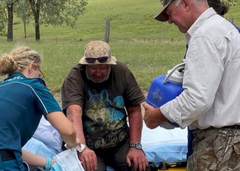 ROBERT Weber (tengah) ditemukan hidup selepas hilang selama 18 hari di kawasan semak di Brisbane, Australia. - AGENSI