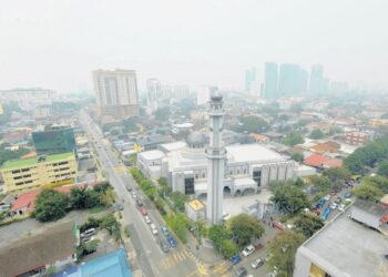 PERPADUAN antara kaum semakin renggang
apabila wujud pemikiran dalam kalangan
bukan Islam bahawa jika hendak membeli
rumah, hendaklah dipastikan ia jauh dari
masjid atau surau.