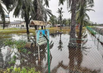 KAWASAN Pusat Kokurikulum JPN Melaka digenangi air walaupun banjir sudah surut di Kampung Seri Lancang, Merlimau, Jasin, Melaka. - UTUSAN/AMRAN MULUP