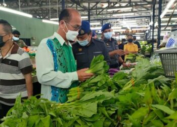 NGWE Hee Sem (tengah) bersama pegawai KPDNHEP negeri memantau kadar harga sayur di Pasar Besar MBMB, Melaka, hari ini.