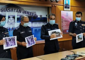 ABDUL Majid Mohd. Ali (dua dari kanan) menunjukkan gambar kereta Proton Perdana yang diletakkan mayat kes bunuh di pekarangan Rumah Pangsa Batu Berendam, Melaka. - UTUSAN/ DIYANATUL ATIQAH ZAKARYA