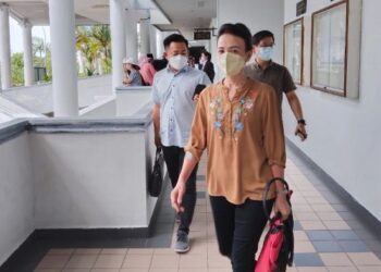 TAN Kwee Geok keluar dari Mahkamah Sesyen, Ayer Keroh, Melaka selepas hakim menjatuhkan denda RM15,500 kerana menjual dan memiliki kelengkapan komunikasi tidak diperakui SKMM. - FOTO/MUHAMMAD SHAHIZAM TAZALI