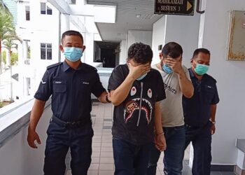 MOHD. Adib Kassim dan Fais Yusoff (baju hitam) dibenarkan diikat jamin RM7,000 selepas dihadapkan ke Mahkamah Majistret, Ayer Keroh, Melaka atas pertuduhan memecah masuk rumah dan mencuri. - FOTO/DIYANATUL ATIQAH ZAKARYA