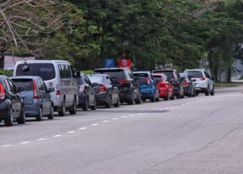 KENDERAAN beratur untuk ujian penilaian bagi penempatan oleh PKD di CAC MITC, Ayer Keroh, Melaka. - UTUSAN/DIYANATUL ATIQAH ZAKARYA