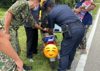 GAMBAR yang dimuat naik oleh Muhammad Rais Sarip di akaun Facebook miliknya memaparkan anggota polis dan tentera membantu pasangan suami isteri yang kehabisan minyak petrol motosikal sambil membawa bersama seorang bayi perempuan.