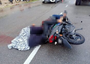 KEADAAN dua remaja yang maut dalam kemalangan  di Kilometer 118.6 Jalan Ipoh-Butterworth di Parit Buntar semalam. - GAMBAR MEDIA SOSIAL