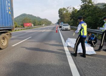 POLIS menutup mayat mangsa kemalangan selepas motosikal dinaiki terbabas di Kilometer 220.2 Lebuhraya Utara Selatan (PLUS) arah Selatan di Alor Gajah, Melaka.