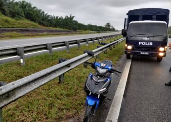 KEADAAN motosikal milik Jamaludin Zainalabidin selepas terbabas dan bergesel dengan besi penghadang jalan di Kilometer 386.4 Jalan Lebuhraya Pantai Timur 2 (LPT2)  arah Bukit Besi-Ajil di Hulu Terengganu, Terengganu  hari ini.