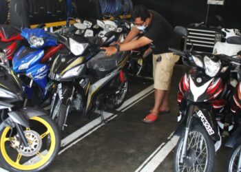 Longgokan motosikal terpakai di sebuah kedai motosikal di negeri ini yang belum terjual kepada pelanggan berikutan pandemik Covid-19. -UTUSAN/MUHAMMAD FIRDAUS AMRAN