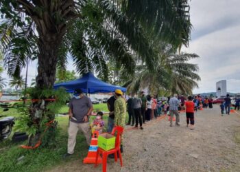 MPK memperkenalkan sistem kad giliran bagi memudahkan anggota penguat kuasa memantau jumlah pengunjung yang masuk dalam satu-satu masa di Bazar Ramadan Kangar, Persiaran Wawasan, Kangar, Perlis.