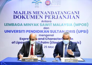 AHMAD Parveez Ghulam Kadir (kiri) dan Naib Canselor UPSI, Prof. Datuk Dr. Md. Amin Md. Taff menandatangani memorandum perjanjian kerjasama dan perkongsian kepakaran penyelidikan membabitkan industri sawit, di Bangi.