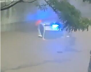 KERETA MPV polis yang ditenggelami banjir di Jalan Kuchai Lama.