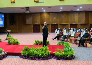 MOHAMAD Shatar Sabran dalam sesi perkongsian pada Sesi Jelajah MQA @ Zon Selatan di Johor