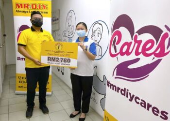 WAKIL MR DIY menyerahkan cek bernilai RM2,780 kepada pegawai bertanggungjawab Pusat Pendidikan Awal, Adeline Goh (kanan) sempena kempen You Share We Donate. - IHSAN MR DIY