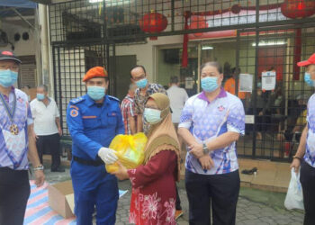 PEGAWAI APM menyampaikan barangan keperluan sumbangan MRM kepada penghuni di Sri Sentosa, Jalan Kelang Lama, Kuala Lumpur, hari ini.