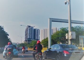 AKSI penunggang motosikal yang bergerak laju sehingga menyukarkan pemandu kereta menukar lorong di Jalan Kuching, Kuala Lumpur, baru-baru ini. – IHSAN PEMBACA