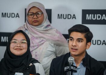 SYED Saddiq Syed Abdul Rahman (kanan) semasa dalam sidang akhbar pengumuman calon Parti Muda bagi Pilihanraya Umum Ke-15 di Pejabat Muda, Petaling Jaya, malam ini. - UTUSAN/FARIZ RUSADIO