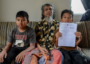 MUHAMMAD Mu’az Zhofri Mohamad Yong (kanan) menunjukkan surat tawaran kemasukan  ke Kolej Genius Insan (KGI), Universiti Sains Islam Malaysia (USIM) pada 17 Februari depan.-UTUSAN/PUQTRA HAIRRY ROSLI