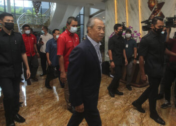 MUHYIDDIN Yassin tiba  bagi mempengerusikan Mesyuarat Bersatu dan PN Johor di Hotel Zenith di Putrajya, hari ini- UTUSAN/ FAISOL MUSTAFA