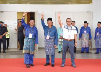 MUHYIDDIN Yassin (tengah) bersama Razali Ibrahim (kiri) dan Iskandar Shah Abd. Rahman (kanan) selepas diisytiharkan sebagai calon di kerusi Parlimen Pagoh. – FB MUHYIDDIN YASSIN