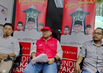 MUJAHID Yusof (tengah) dalam  sidang akhbar Pusat Gerakan Induk PH Parit Buntar hari ini. - UTUSAN/WAT KAMAL ABAS