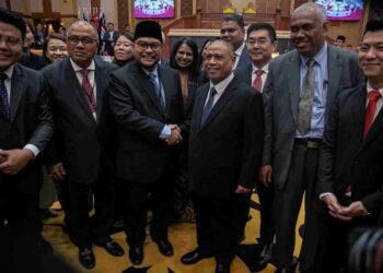 MUJAHID Yusof  (tiga dari kiri) bersama Saarani Mohamad dan wakil rakyat kerajaan selepas Persidangan DUN Perak. - UTUSAN