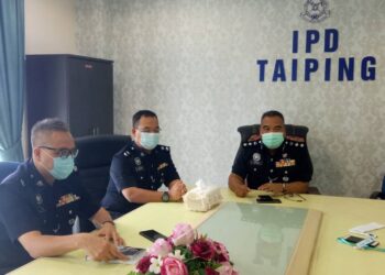 OSMAN Mamat (kanan) dalam sidang akhbar di IPD Taiping hari ini. - UTUSAN/WAT KAMAL ABAS