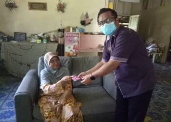 QOLBIN Salim Sulaiman menyampaikan sumbangan kepada Chek Nah Husain di Kamunting, Taiping, Perak, hari ini. - UTUSAN/WAT KAMAL ABAS