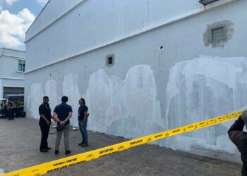 MURAL gergasi yang memaparkan gambar pemimpin negara dicat dengan warna putih selepas diconteng pihak tidak bertanggungjawab.