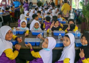 BANTUAN awal persekolahan dibuat dalam dua fasa, (murid-murid lain) dibayar pada Januari dan murid-murid yang baru masuk Tahun 1 (terima) pada Mac.