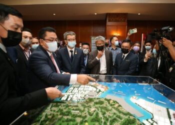 SULAIMAN Md. Ali melihat replika projek pembangunan Melaka Waterfront Economic Zone yang bakal dibangunkan di Melaka selepas pelancarannya di Kuala Lumpur, semalam.