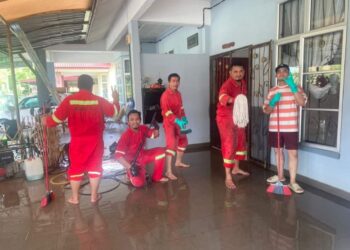 PASUKAN sukarelawan dari syarikat Makhostia Sdn. Bhd. di KLIA membnatu membersihkan rumah mangsa-mangsa banjir di sekitar Dengkil, Selangor