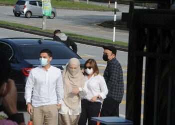 NEELOFA dan Muhammad Haris tiba di pekarangan Kompleks Mahkamah Seremban, Seremban 2, Seremban hari ini. bagi berhadapan pertuduhan gagal mematuhi prosedur operasi standard (SOP) Perintah Kawalan Pergerakan Bersyarat (PKPB).-UTUSAN/MOHD. SHAHJEHAN MAAMIN