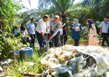 AMINUDDIN Harun (kiri) turut ke lokasi penemuan aktiviti disyaki perlombongan haram nadir bumi di Kampung Sikai, Seri Menanti di Kuala Pilah petang tadi.