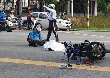 GAMBAR tular yang menunjukkan Roslan Ramlan duduk sambil membaca al-Quran di sisi jenazah Muhammad Zulhilmi Razali yang maut dalam kemalangan di Jalan Bukit Katil, Melaka, pagi tadi.