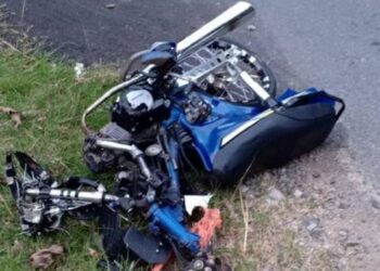 KEADAAN motosikal mangsa yang rosak teruk akibat bertembung dengan sebuah kereta dalam kemalangan di Kilometer 26, Jalan Jerantut-Hulu Cheka berdekatan Kampung Koi di Jerantut, Pahang. - IHSAN PENDUDUK KAMPUNG KOI