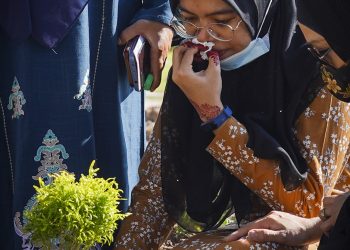 FATIN Nabila Huda Ismail, sedih ketika hadir ke Upacara Pengebumian bakal suaminya, Allahyarham Naim Hariri Kamaruddin yang meninggal dunia akibat lemas ketika sedang bermandi di Pantai Alur Tuman, Marang, Terengganu. Allahyarham selamat dikebumikan di Tanah Perkuburan Raudhtaul Sakinah, Gombak, di sini hari ini. UTUSAN/ SHIDDIEQIIN ZON