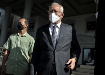 NAJIB Tun Razak (tengah) keluar dari Kompleks Mahkamah Kuala Lumpur berhubung perbicaraan kes pindaan Laporan Akhir Pengauditan 1MDB, hari ini.- UTUSAN/FAIZ ALIF AHMAD ZUBIR