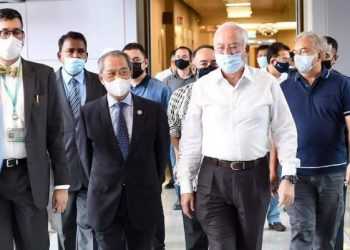 MUHYIDDIN Yassin diiringi Najib Tun Razak ketika tiba untuk melawat Tun Rahah di Pusat Perubatan Prince Court, Kuala Lumpur, hari ini.