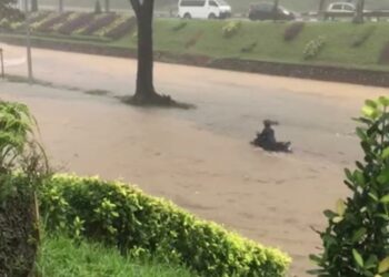 LEBUH Raya Pasir Gudang, Johor dinaiki air kerana hujan lebat berterusan petang ini. - MEDIA SOSIAL