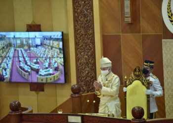 SULTAN Nazrin Muizzuddin Shah berdiri dan memberikan tepukan penghargaan kepada petugas barisan hadapan semasa bertitah pada Perasmian Mesyuarat Pertama Tahun Keempat Dewan Perak Ke-14 di Ipoh hari ini. - UTUSAN