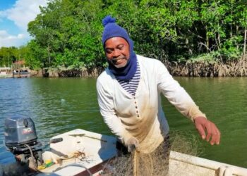 SEORANG nelayan, Pak Onn kelihatan hampa kerana tidak banyak hasil laut yang diperolehnya ketika ditemui di Pantai Bagan Lalang, Sepang, Selangor. - UTUSAN/MAISARAH SHEIKH RAHIM