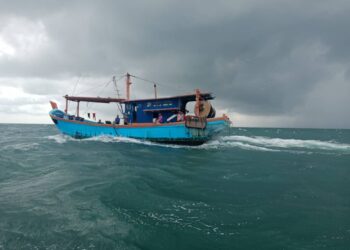 SEBUAH bot nelayan berjaya menyelamatkan empat nelayan lain yang karam di kedudukan 13 batu nautika barat daya Tanjung Segenting, Batu Pahat, Johor.